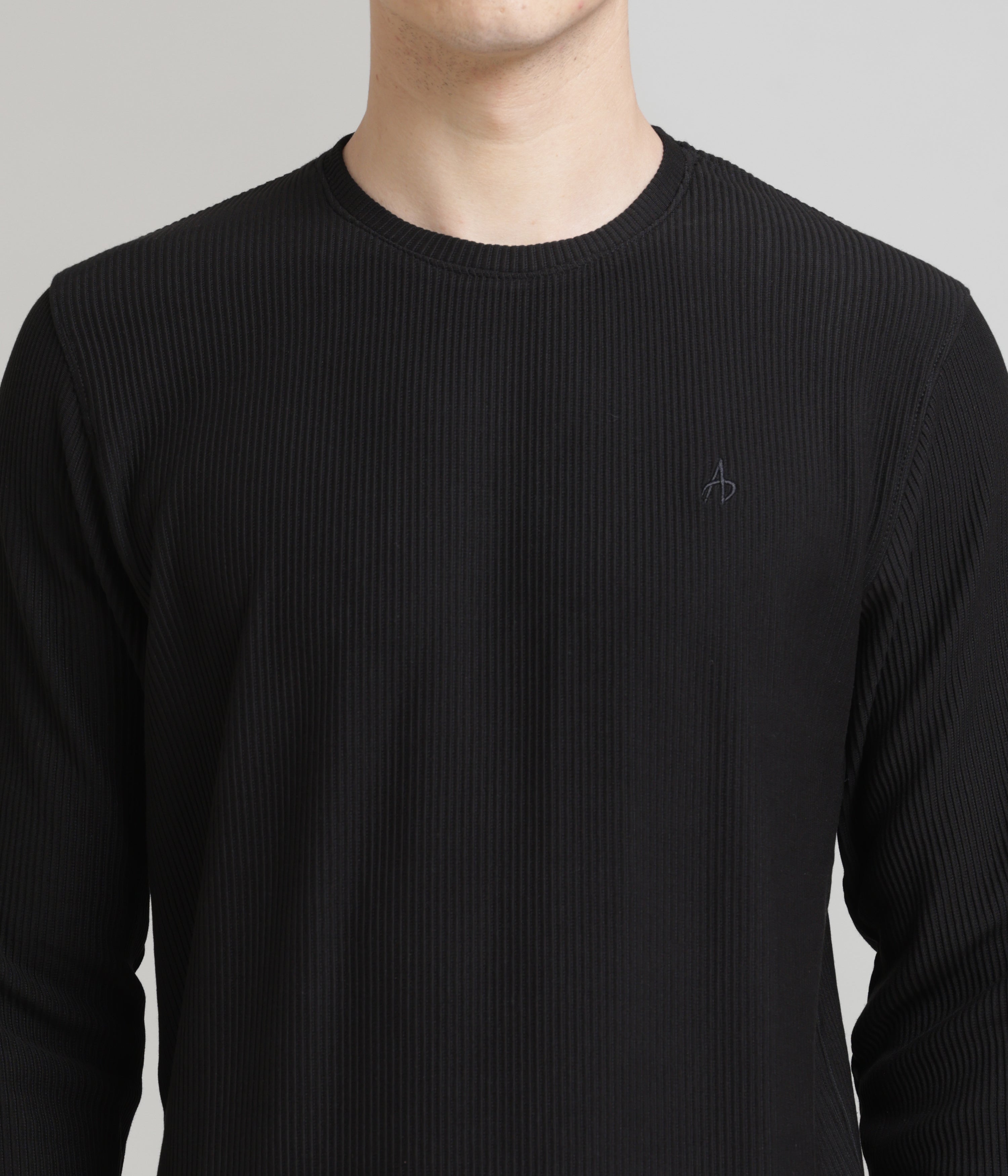 Black Regular Fit Sweatshirt: Cozy Comfort for Everyday Wear