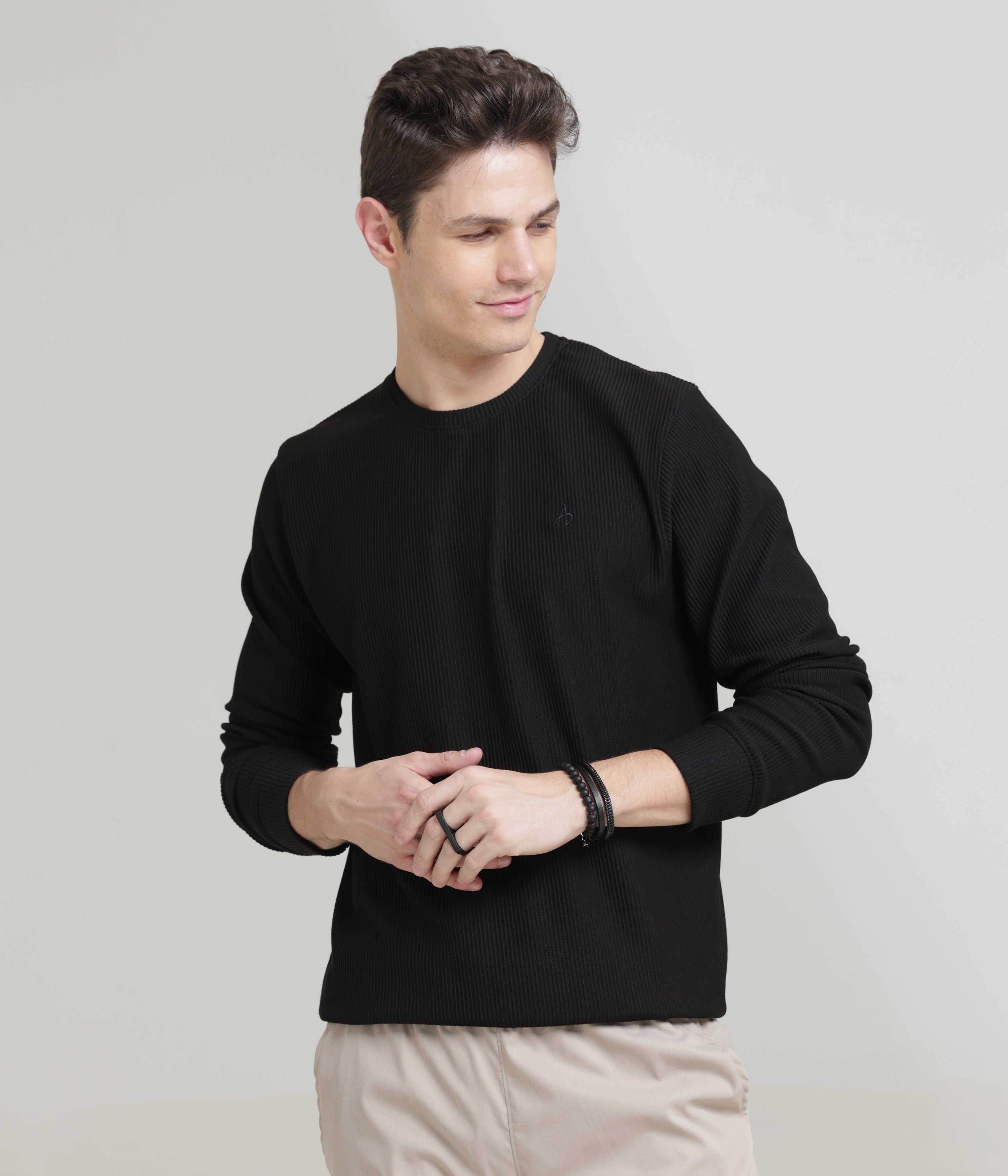 Black Regular Fit Sweatshirt: Cozy Comfort for Everyday Wear