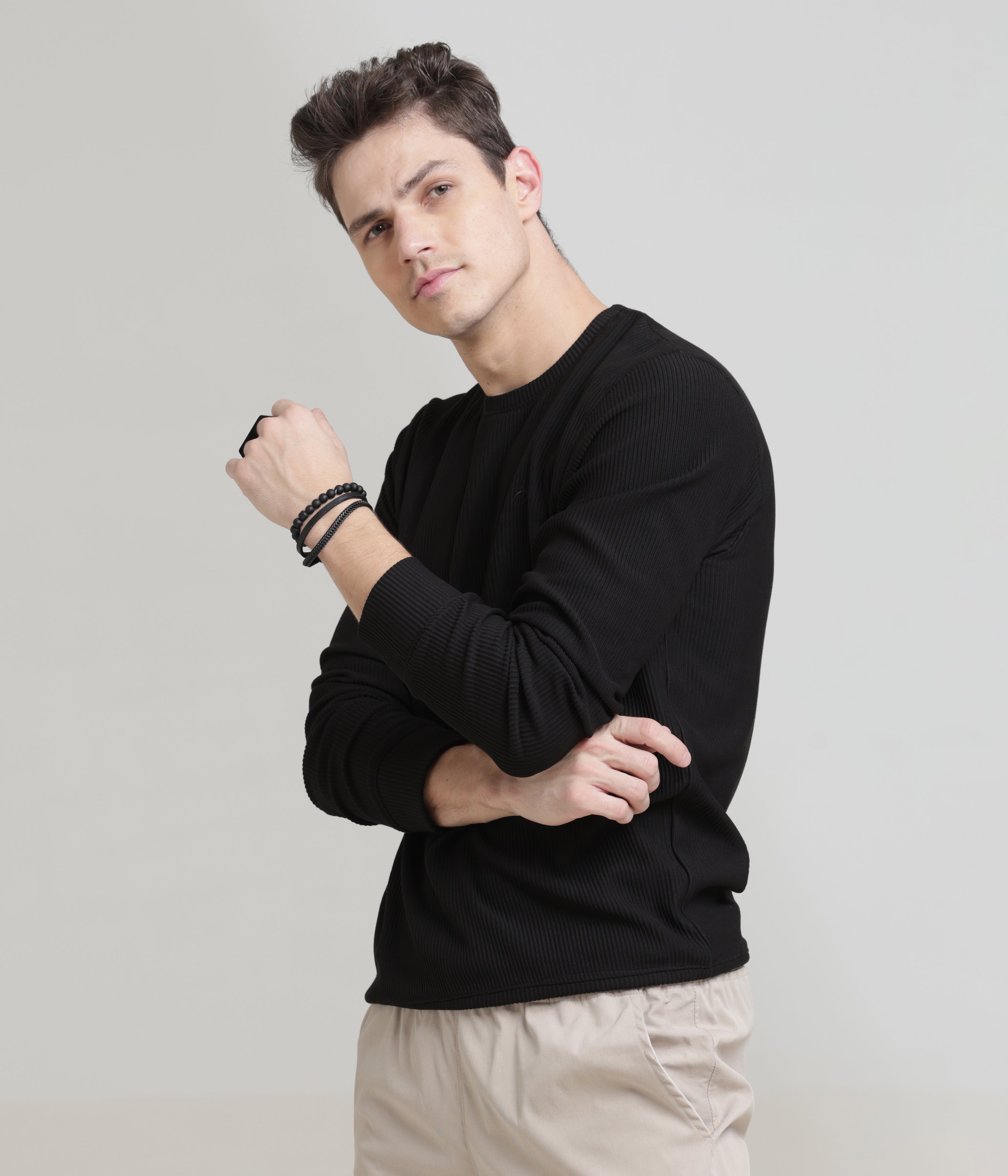 Black Regular Fit Sweatshirt: Cozy Comfort for Everyday Wear