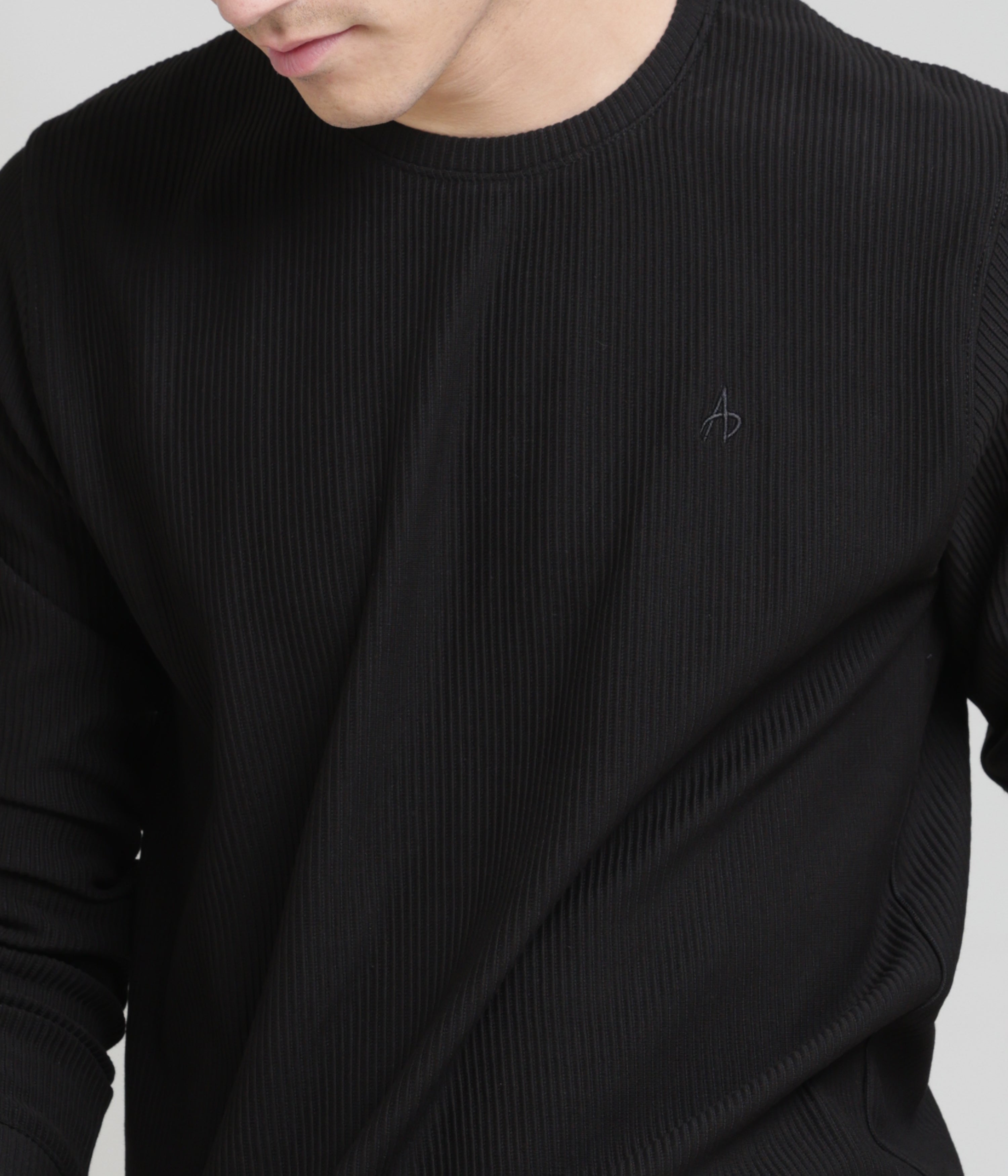 Black Regular Fit Sweatshirt: Cozy Comfort for Everyday Wear