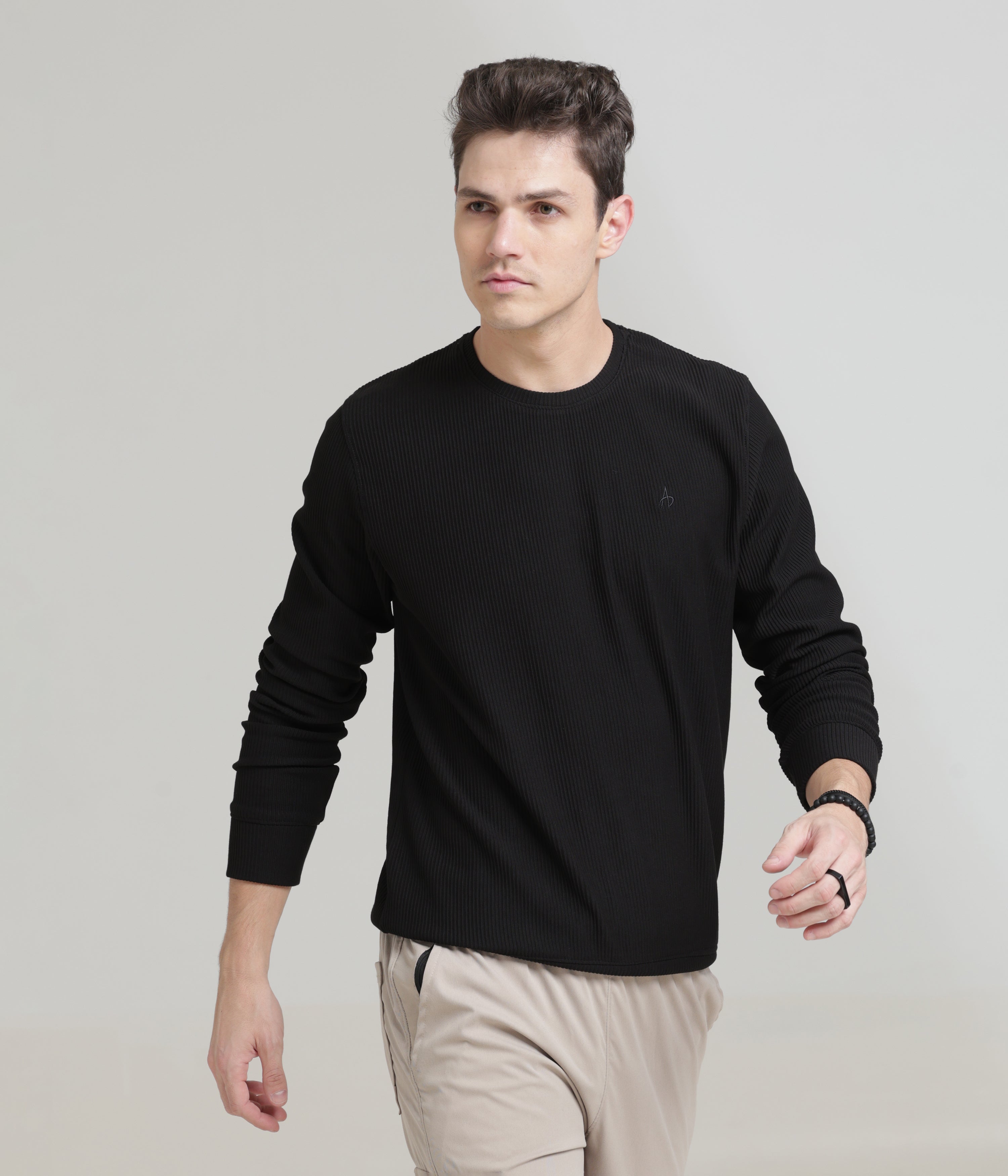 Black Regular Fit Sweatshirt: Cozy Comfort for Everyday Wear